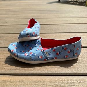 TOMS glow in the dark patriotic popsicle alpargatas.
